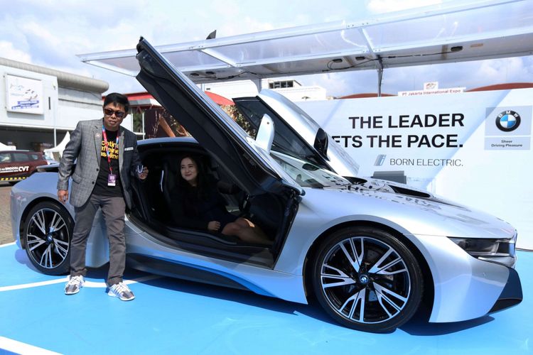 BMW Group Indonesia memperkenalkan prototipe garasi khusus untuk mobil listrik di International Motor Show (IIMS) 2018, di JIExpo Kemayoran, Jakarta, Jumat (20/4/2018). Garasi ini dapat menghasilkan listrik dari sinar matahari dan memiliki panel surya di bagian atapnya.
