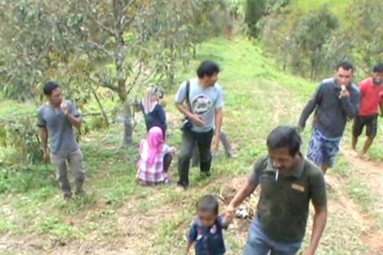 Ini sensasi baru menikmati durian di kecamatan Bulo Polewali mandar sylawesi barat. Wisatawan bisa memetik dan makan durian langsung dari pohonnya atau menikmatinya di gasebo yang disediakan penbgelola.