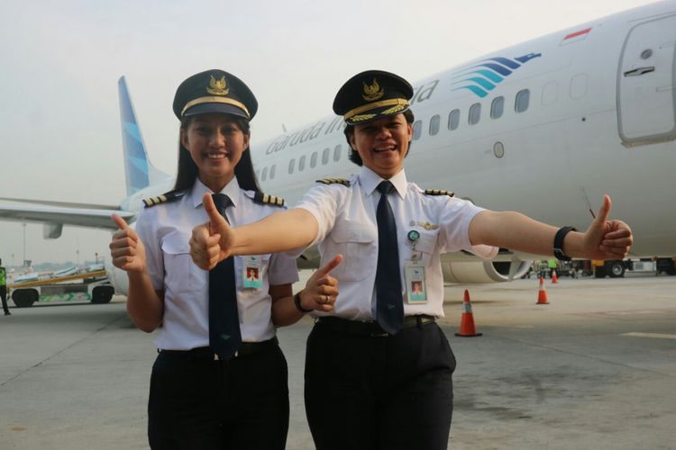 Co pilot Melinda dan Kapten Pilot Ida Fiqriah yang menerbangkan pesawat untuk Kartini Flight Garuda Indonesia, Sabtu (21/8/2018).