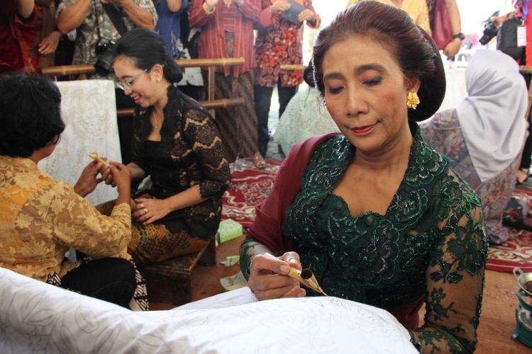 Menteri Kelautan dan Perikanan Susi Pudjiastuti saat mengenakan kebaya dalam rangkaian peringatan Hari Kartini, Sabtu (21/4/2018) di Yogyakarta.