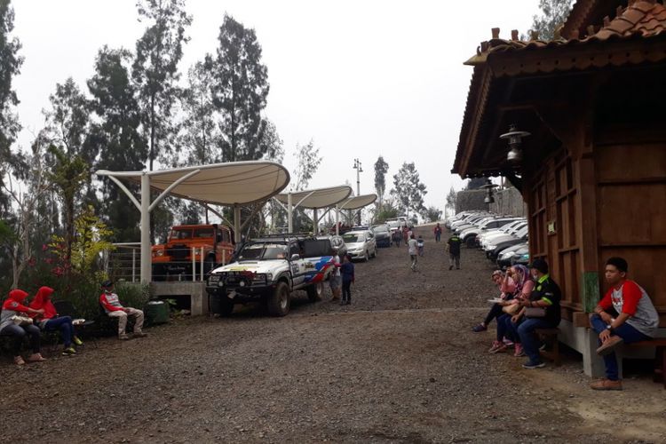 Teras Bromo di lokasi Plataran Bromo, Desa Ngadiwono, Tosari, Pasuruan, Jawa Timur yang jadi pos jeep atau jeep spot baru menuju kawasan Bromo Tengger, Sabtu (21/4/2018).