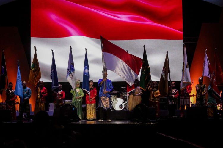 Bendera Indonesia dan partai politik ditampilkan pada peluncuran Maskot dan Jingle terbaru Komisi Pemilihan Umum (KPU) di Monumen Nasional, Jakarta, Sabtu (21/4/2018). Peluncuran Maskot Sura dan Jingle pemilih berdaulat negara kuat dari KPU membuka perayaan sosialisasi KPU dalam menyambut tahun politik pemilu 2019.