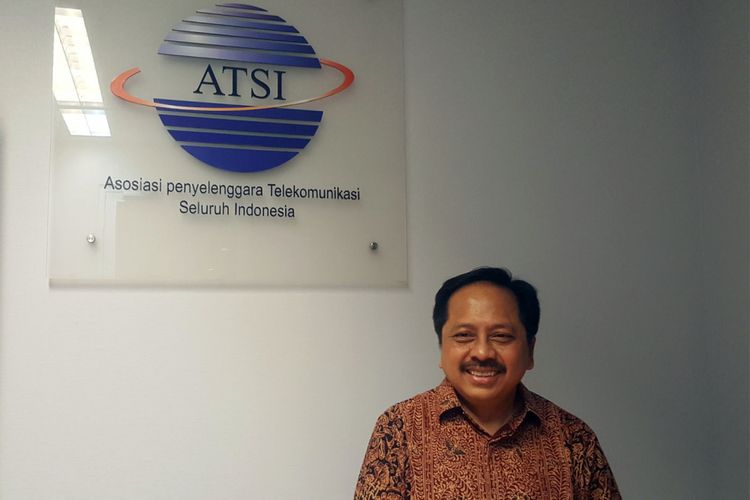 Ketua Umum ATSI, Merza Fachys memberikan update seputar registrasi kartu prabayar, Senin (23/4/2018), di Kantor ATSI, Kuningan, Jakarta.