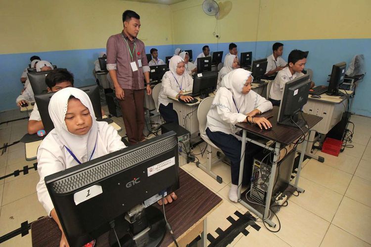 Pelajar menunggu bisa diaksesnya server Ujian Nasional Berbasis Komputer (UNBK) di SMP Muhammadiyah 11 Surabaya, Jawa Timur, Senin (23/4/2018). Sebanyak 46 komputer peserta UNBK di tempat itu tidak dapat mengakses server sejak pukul 07.30 WIB sampai 08.45 WIB.