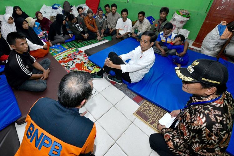 Presiden Joko Widodo saat berbincang dengan pengungsi korban gempa Banjarnegara, Jawa Tengah, Senin (23/4/2018).