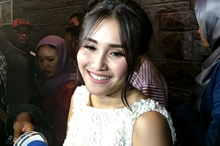 Ayu Ting Ting dalam wawancara di Dapur Seafood, Pantai Mutiara, Jakarta Utara, Sabtu (21/4/2018) malam.