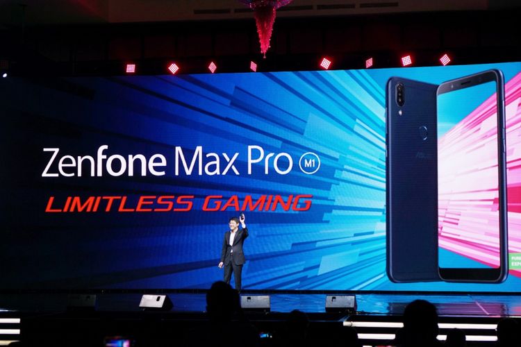 Benjamin Yeh, Asus South East Asia Regional Director, memperkenalkan ZenFone Max Pro M1 dalam acara peluncuran di Jakarta, Senin (23/5/2018).