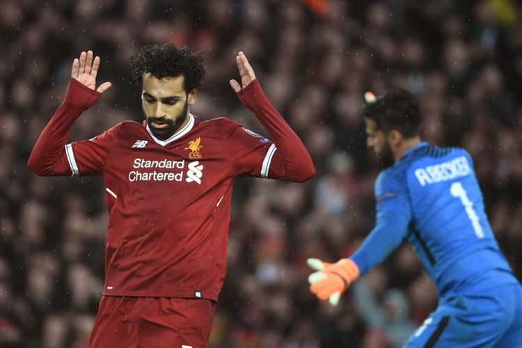 Penyerang Liverpool, Mohamed Salah, tampak respek terhadap mantan klubnya AS Roma, seusai mencetak gol pada laga semifinal Liga Champions di Anfield, Selasa (24/4/2018).