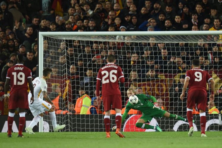 Loris Karius gagal mengantisipasi tendangan penalti Diego Perotti pada laga semifinal Liga Champions antara Liverpool dan AS Roma di Stadion Anfield, Selasa (24/4/2018).