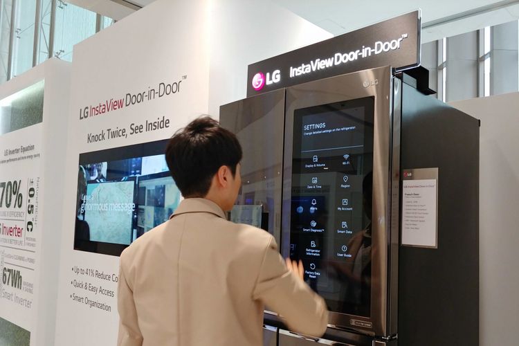 LG menyematkan teknologi kecerdasan buatan yang dijuluki ThinQ pada produk rumahan, seperti kulkas, mesin cuci, televisi, dan AC.