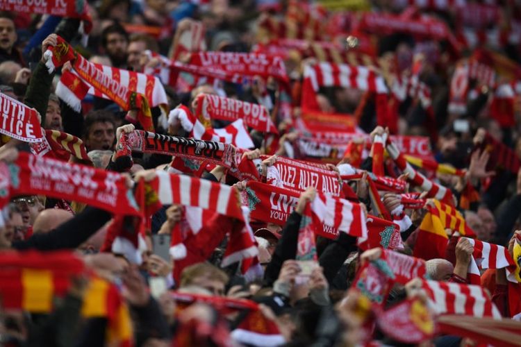 Suporter Liverpool membentangkan syal untuk memberikan dukungan kepada tim kesayangannya yang melakoni laga semifinal Liga Champions kontra AS Roma di Stadion Anfield, Selasa (24/4/2018).