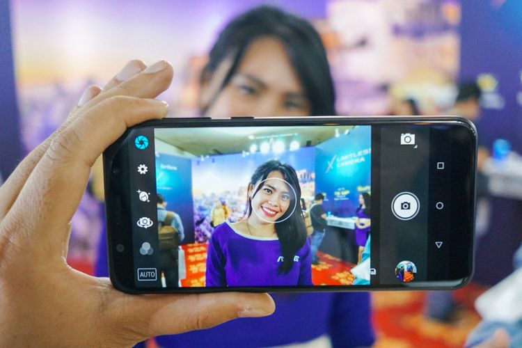 Asus ZenFone Max Pro M1 dibekali kamera ganda yang bisa menghasilkan efek background blur (bokeh) di mana subyek utama tampil tajam di depan layar belakang yang diburamkan secara artifisial.