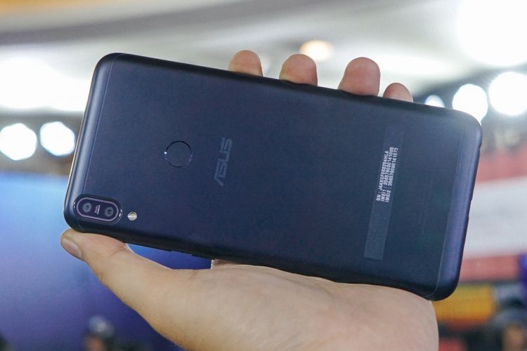 Sisi belakang Asus ZenFone Max Pro M1, varian warna Deepsea Black. Terdapat pemindai sidik jari berbentk bunar.