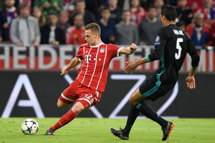 Pemain Bayern Muenchen, Joshua Kimmich, melepas tendangan ke arah gawang Real Madrid pada laga pertama semifinal Liga Champions, Rabu (25/4/2018). 