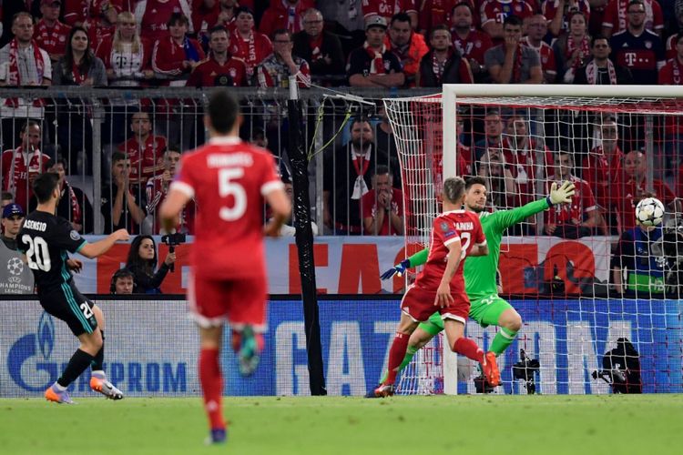 Marco Asensio mencetak gol ke gawang Sven Ulreich pada laga semifinal Liga Chamipions antara Real Madrid dan Bayern Muenchen di Allianz Arena, Rabu (25/4/2018).