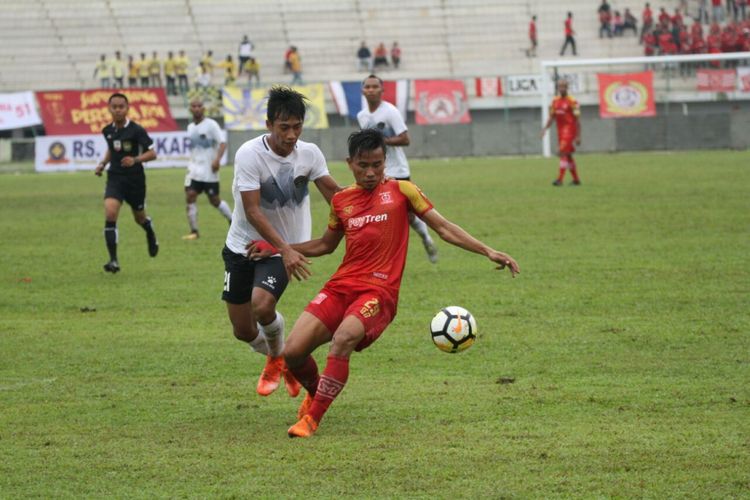 Striker Persika Karawang Rudiyana mencetak dua gol di babak pertama, pada laga kandang kontra Cilegon United FC, Rabu (25/4/2018) di Stadion Singaperbangsa Karawang.