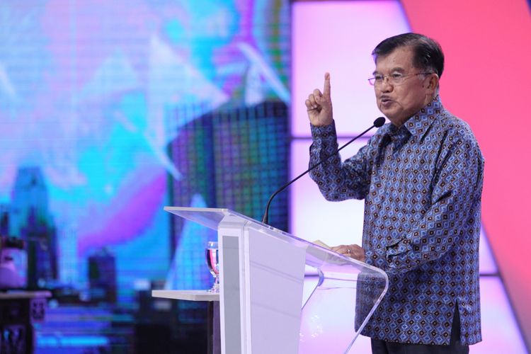 Wakil Presiden Jusuf Kalla memberikan sambutan saat acara peresmian Menara Kompas, gedung baru Kompas Gramedia, di Palmerah, Jakarta Pusat, Kamis (26/4/2018). Peresmian Menara Kompas ditandai dengan pengetikan kata Kompas menggunakan mesin ketik bersejarah oleh Wapres.



