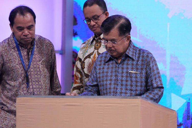 Wakil Presiden Jusuf Kalla saat meresmikan Menara Kompas, gedung baru Kompas Gramedia, di Palmerah, Jakarta Pusat, Kamis (26/4/2018). Peresmian Menara Kompas ditandai dengan pengetikan kata Kompas menggunakan mesin ketik bersejarah oleh Wapres. 

