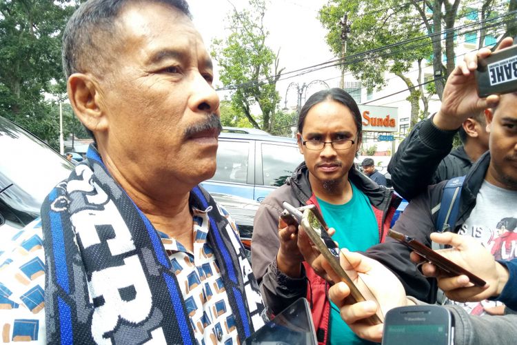 Pertandingan Persib Bandung vs Persija Jakarta diundur,  Manager Persib, Umuh Muchtar meminta PSSI tegas dalam aturan pertandingan.  Hal tersebut diungkapkannya saat diwawancara awak media di Kota Bandung, Kamis (26/4/2018)