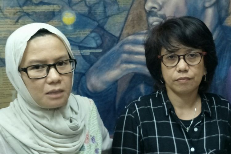 Koordinator Komisi untuk Orang Hilang dan Korban Tindak Kekerasan (Kontras), Yati Andriyani (kiri) bersama Istri dari mendiang aktivis Hak Asasi Manusia (HAM) Munir Said Thalib, Suciwati (kanan) ketika ditemui di Kantor Kontras, Jakarta, Kamis (26/4/2018). 