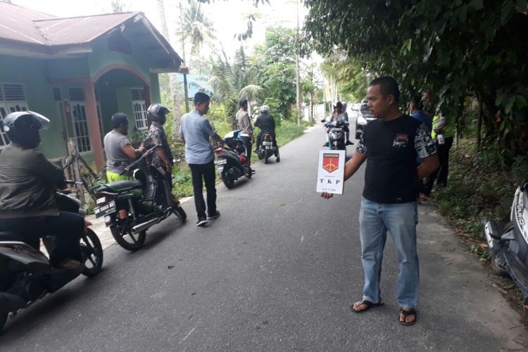 Polisi melakukan olah tempat kejadian perkara (TKP), korban jambret yang tewas akibat terseret 12 meter di Pekanbaru.