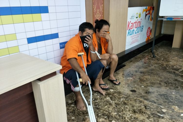 HR (kiri) dan AS (kanan), pelaku pencurian spesialis rumah kosong dalam acara rilis kasus Ditreskrimum Polda Metro Jaya, Kamis (26/4/2018).