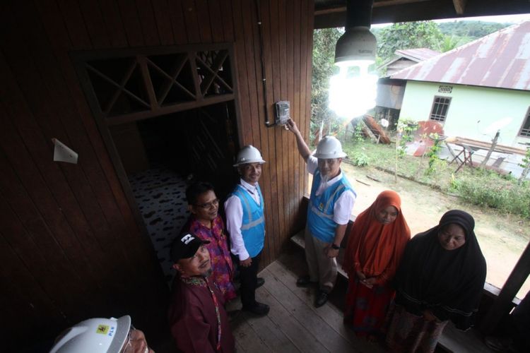 Direktur Bisnis Regional Kalimantan PLN, Machnizon sata mengunjungi desa di Kaltim, Kamis (21/4/2018)