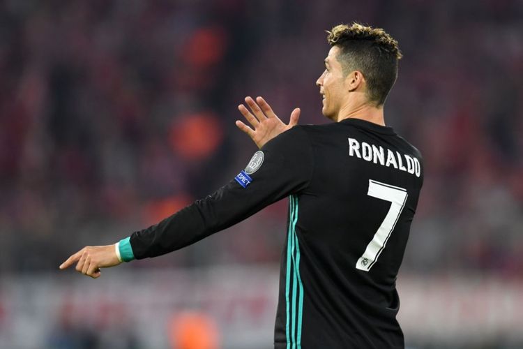 Cristiano Ronaldo meminta wasit memberikan tendangan bebas kepada Real Madrid saat menghadapi Bayern Muenchen pada semifinal Liga Champions di Allianz Arena, Rabu (25/4/2018).