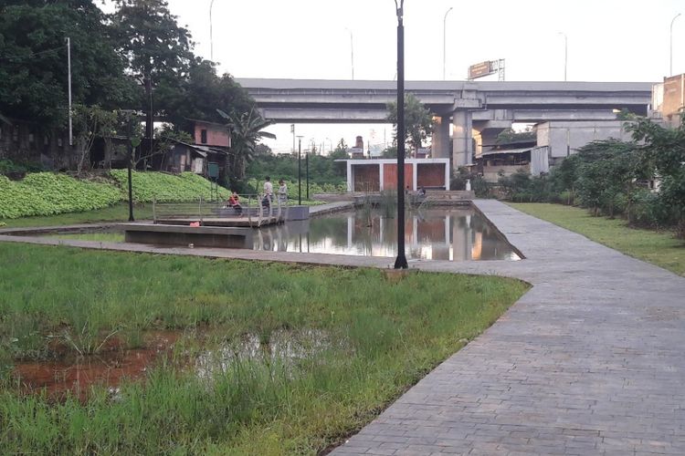 Taman Piknik terletak tak begitu jauh dari Tol Becakayu dan Jalan Raya Kalimalang