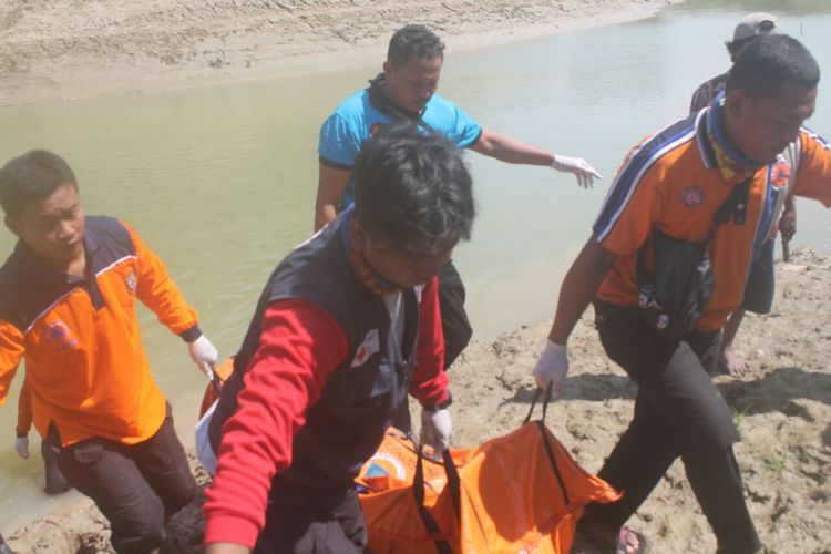 ?Tim SAR gabungan dan kepolisian mengevakuasi jasad korban tenggelam di Sungai Lusi di Desa Kedungrejo, Kecamatan Purwodadi, Kabupaten Grobogan, Jateng, Jumat (27/4/2018).