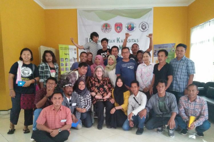 Birute Mary Galdikas berfoto bersama peserta pelatihan interpreter destinasi wisata Tanjung Puting di Pangkalan Bun, Rabu (25/7/2018)