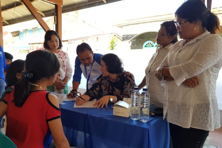 dr Juliayanti Tarigan SpKK sedang melayani keluhan soal kesehatan kulit warga Desa Batukarang yang terdampak erupsi Gunung Sinabung, Sumatera Utara. Layanan kesehatan ini termasuk dari program Vaseline Healing Project.