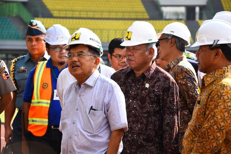 Wakil Presiden Jusuf Kalla didampingi Menteri PUPR Basuki Hadimuljono saat meninjau kesiapan Stadion Patriot Candrabhaga, Jumat (27/4/2018).