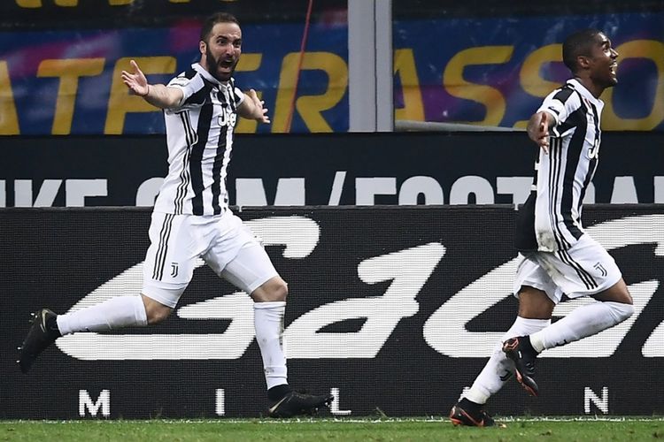 Gonzalo Higuain dan Douglas Costa merayakan gol Juventus ke gawang Inter Milan pada pertandingan Liga Italia di Stadion Giuseppe Meazza, Sabtu (28/4/2018).