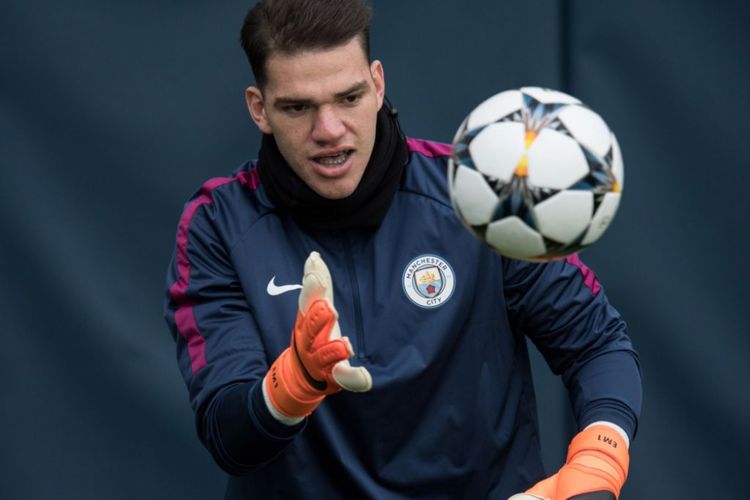 Ederson berlatih di markas latihan Manchester City, 6 Maret 2018.