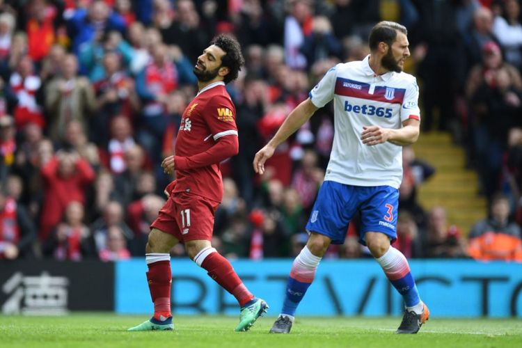 Penyerang sayap Liverpool, Mohamed Salah, tampak kecewa setelah gagal mencetak gol ke gawang Stoke City pada pertandingan Premier League di Stadion Anfield, Sabtu (27/4/2018). 