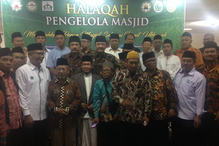 Kepala Badan Intelijen Negara Jenderal Purn Budi Gunawan saat bersama pengurus takmir masjid se Jawa Tengah di Semarang, Sabtu (28/4/2018).
