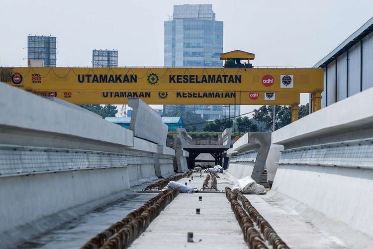 Suasana tempat produksi U-Shaped Girder Light Rail Transit (LRT) di Jakarta, Minggu (29/4/2018). 