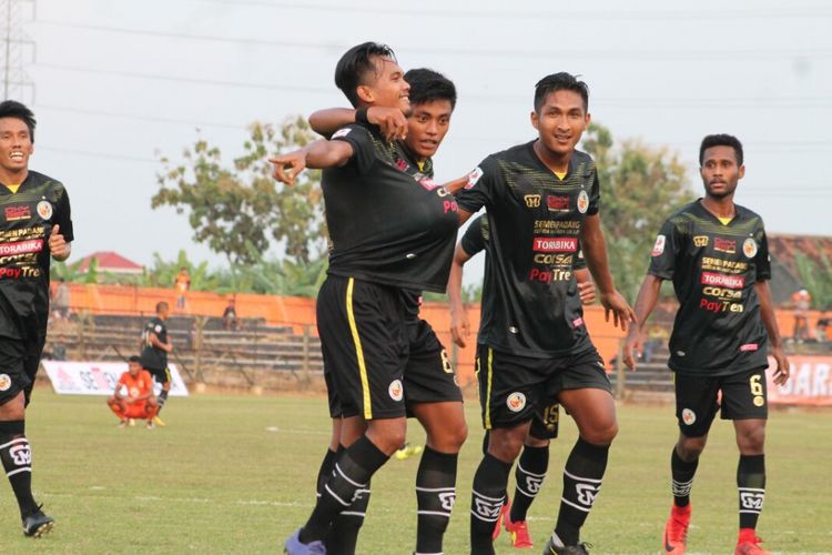 Pemain Semen Padang melakukan selebrasi usai menjebol gawang PSIR.