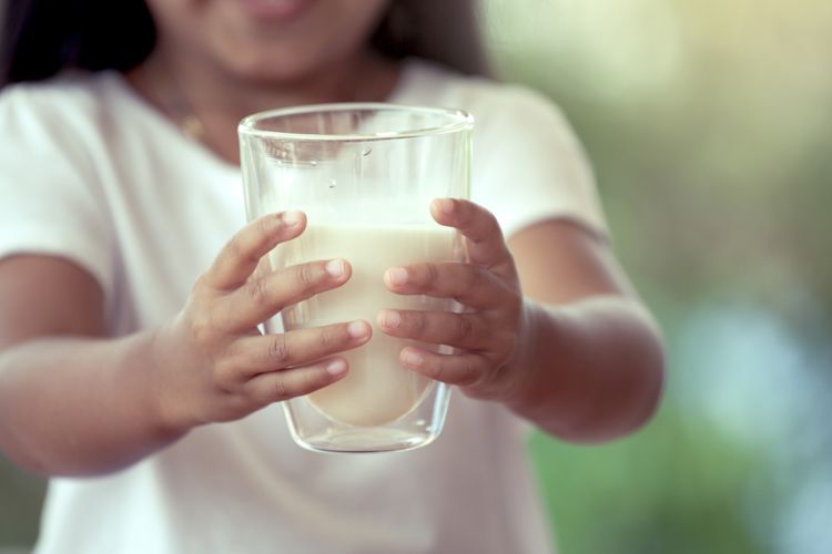 Ilustrasi anak minum susu