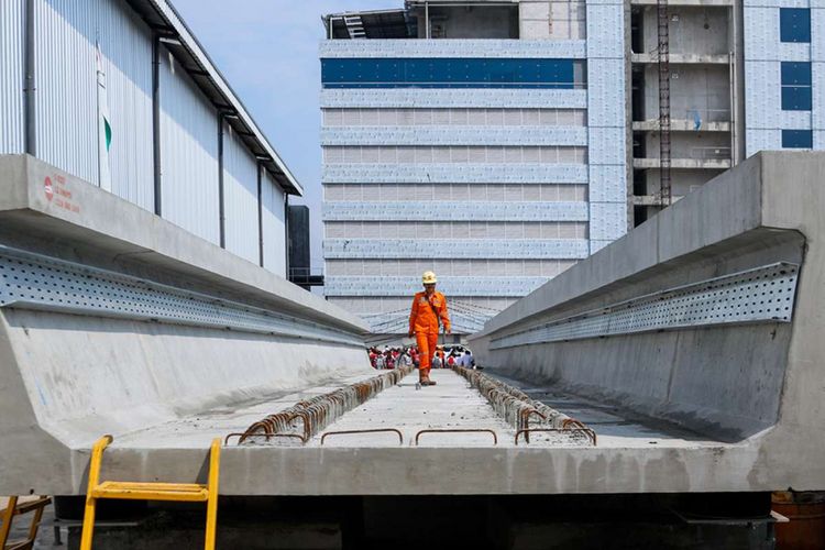 Pekerja mengecek produksi U-Shaped Girder Light Rail Transit (LRT) di Jakarta, Minggu (29/4/2018). Hingga April ini, secara keseluruhan pembuatan proyek LRT telah mencapai 37 persen dan ditargetkan rampung pada pertengahan 2019.