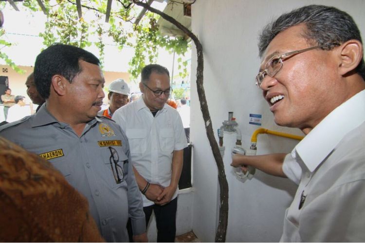 Anggota Komisi VII DPR RI meninjau jaringan gas yang mengalir ke rumah tangga di Batam, Senin (30/4/2018)