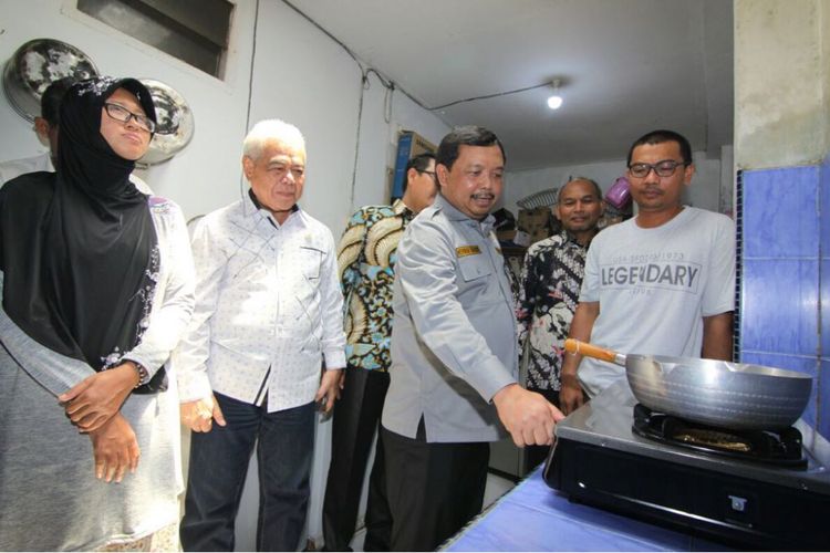 Anggota Komisi VII DPR RI meninjau jaringan gas yang mengalir ke rumah tangga di Batam, Senin (30/4/2018)