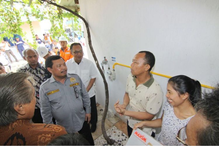 Anggota Komisi VII DPR RI meninjau jaringan gas yang mengalir ke rumah tangga di Batam, Senin (30/4/2018)