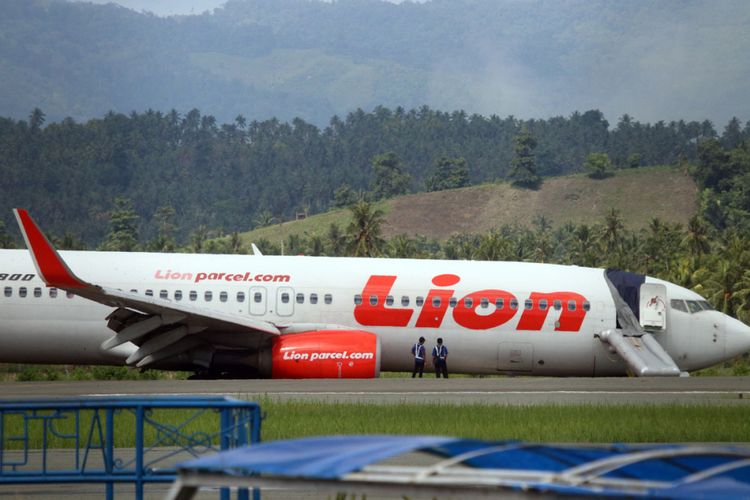 Kondisi badan pesawat Lion Air yang tergelincir masih berada di atas landas pacu Bandara Jalaluddin Tantu Gorontalo.