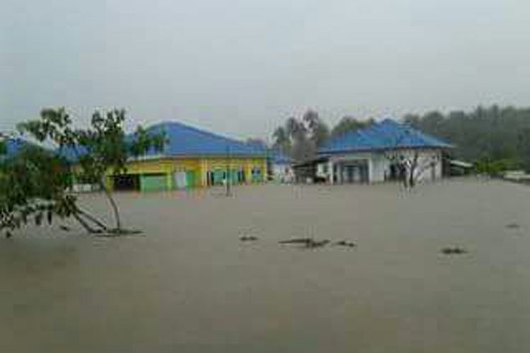 Kondisi rumah warga di Popayato Barat, Kabupaten Pohuwato, provinsi Gorontalo yang dihantam banjir bandang pada Selasa (1/4/2018). 