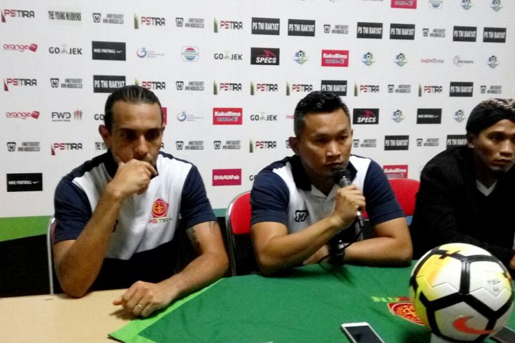 Pelatih PS Tira Rudy Eka Priambada bersama gelandang asal Argentina Gustavo Lopez dalam jumpa pers usai laga melawan Bali United
