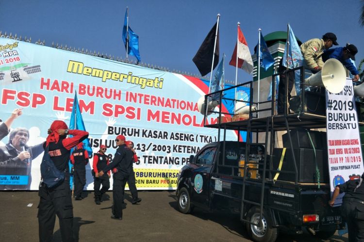 Buruh dari Federasi Serikat Pekerja Logam, Elektronik dan Mesin Serikat Pekerja Seluruh Indonesia mulai berdatangan kke depan gedung Dewan Perwakilan Rakyat (DPR)/Majelais Permusyawaratan Rakyat (MPR) RI, Selasa (1/5/2018).