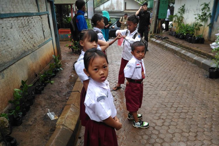 Sejumlah siswa SD Negeri Wanajaya, Desa Cikancana, Kecamatan Sukaresmi, Kabupaten Cianjur usai menyambut Menteri Pertanian Andi Amran Sulaiman, Senin (23/4/2018)