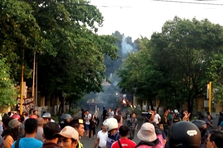 Kericuhan saat aksi demo di jalan Jogja-Solo tepatnya di simpang Tiga UIN Sunan Kalijaga, Yogyakarta, Selasa (1/5/2018).